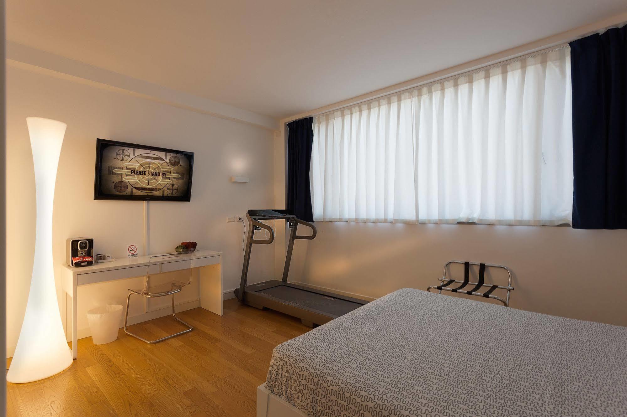 Hotel Forlanini 52 Parma Exteriör bild