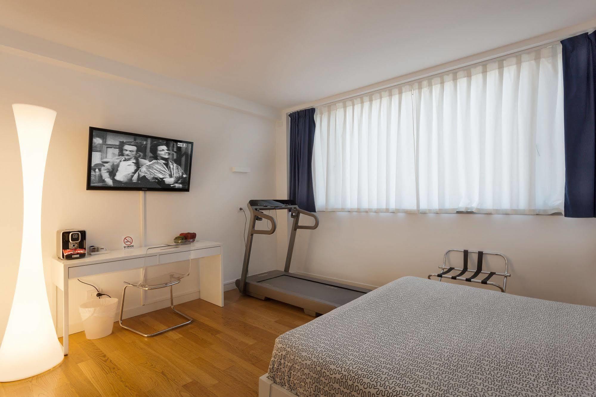 Hotel Forlanini 52 Parma Exteriör bild