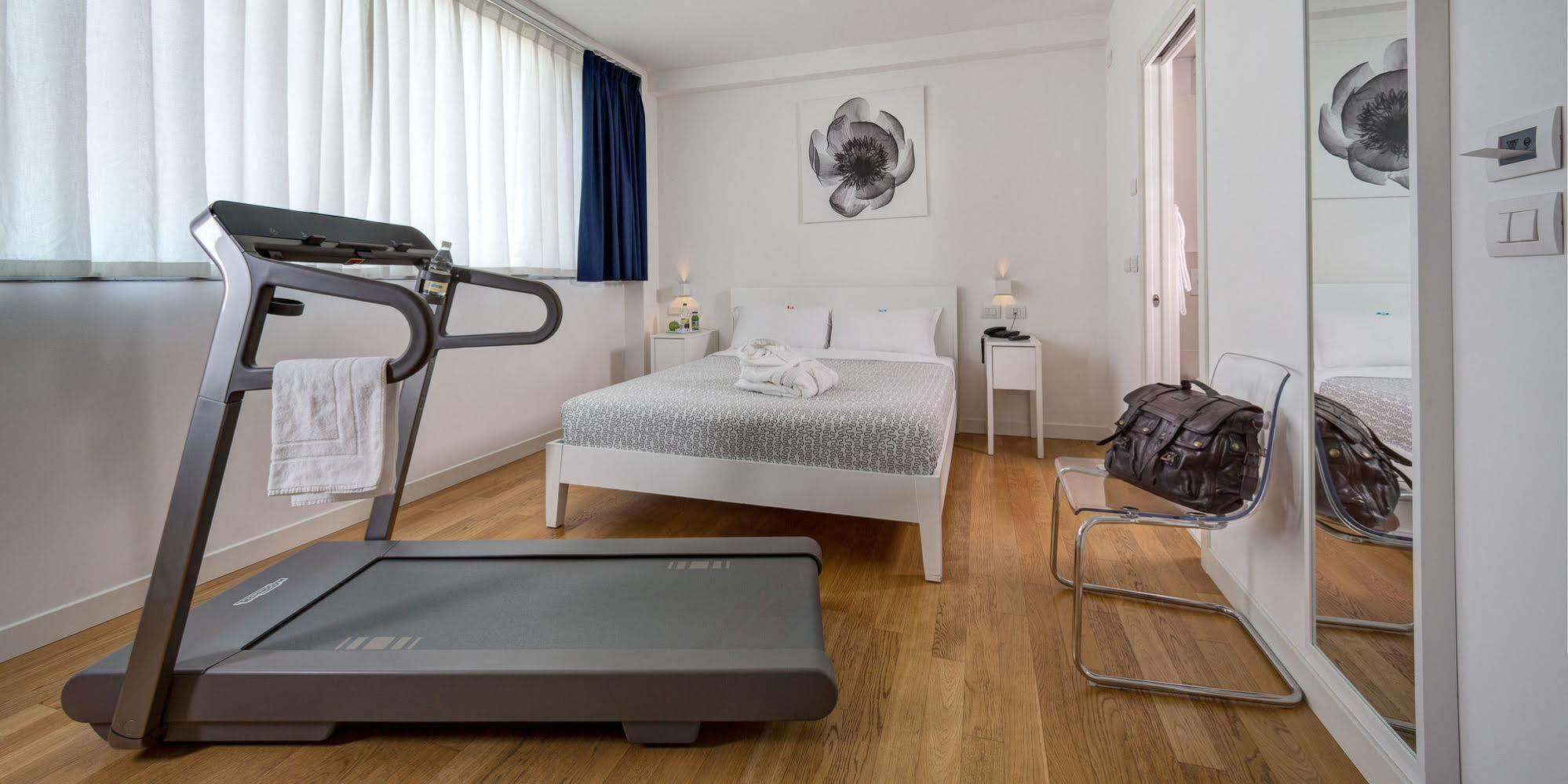 Hotel Forlanini 52 Parma Exteriör bild