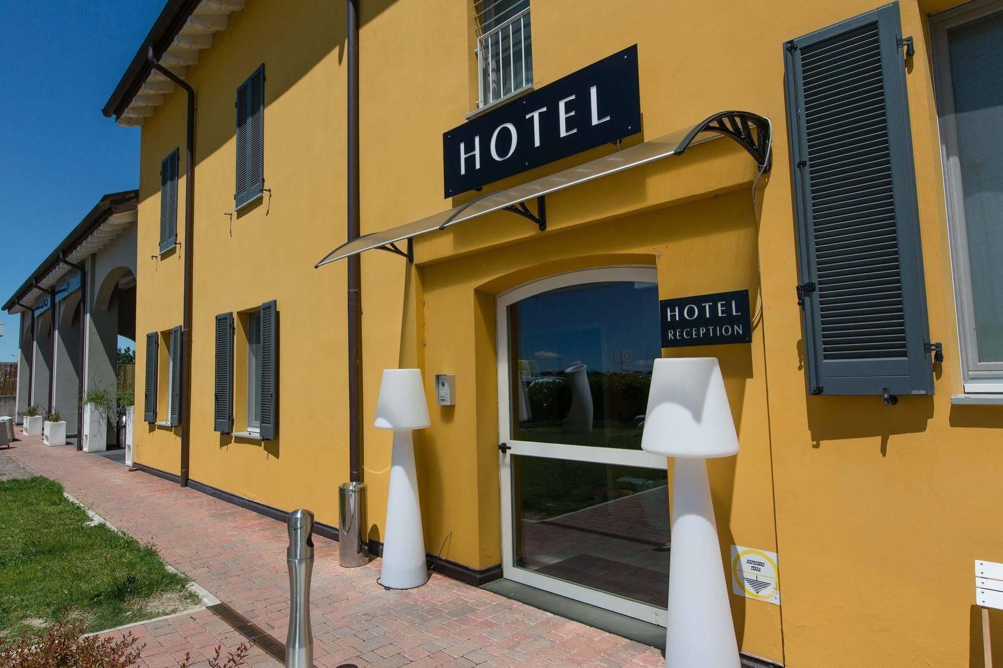 Hotel Forlanini 52 Parma Exteriör bild
